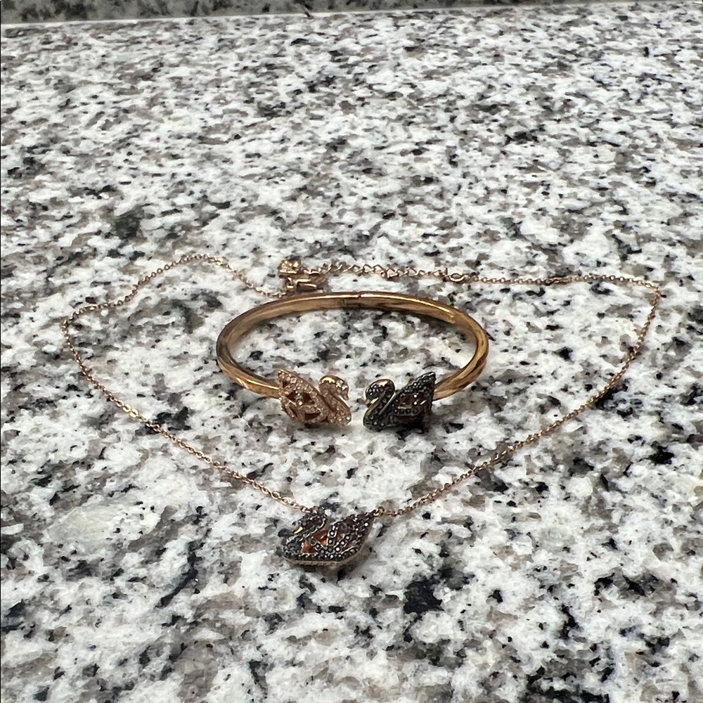 SWAROVSKI FACET SWAN NECKLACE BLACK ROSE GOLD PLATED